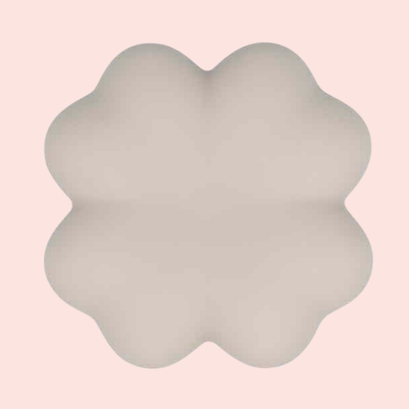 Borstvoedingslamp of voedingslamp in de kleur beige in de vorm van een klavertje vier