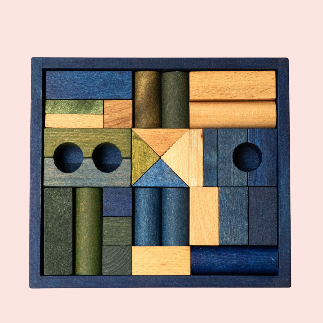 Bovenaanzicht van de Wooden Story set met 30 houten bouwblokken in een blauwe bak