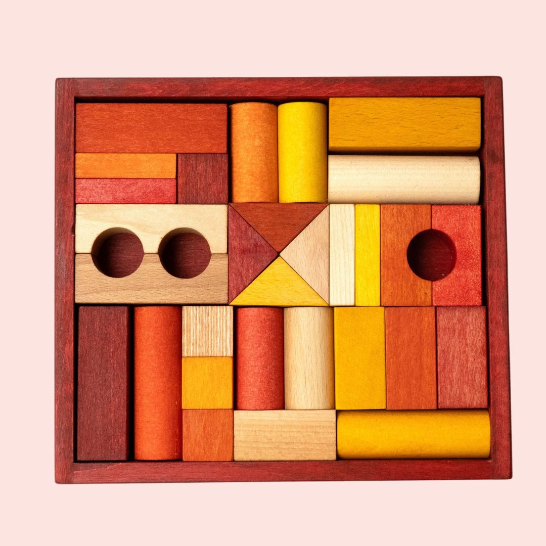 Bovenaanzicht van de Wooden Story set met 30 naturel houten bouwblokken in een houten bak