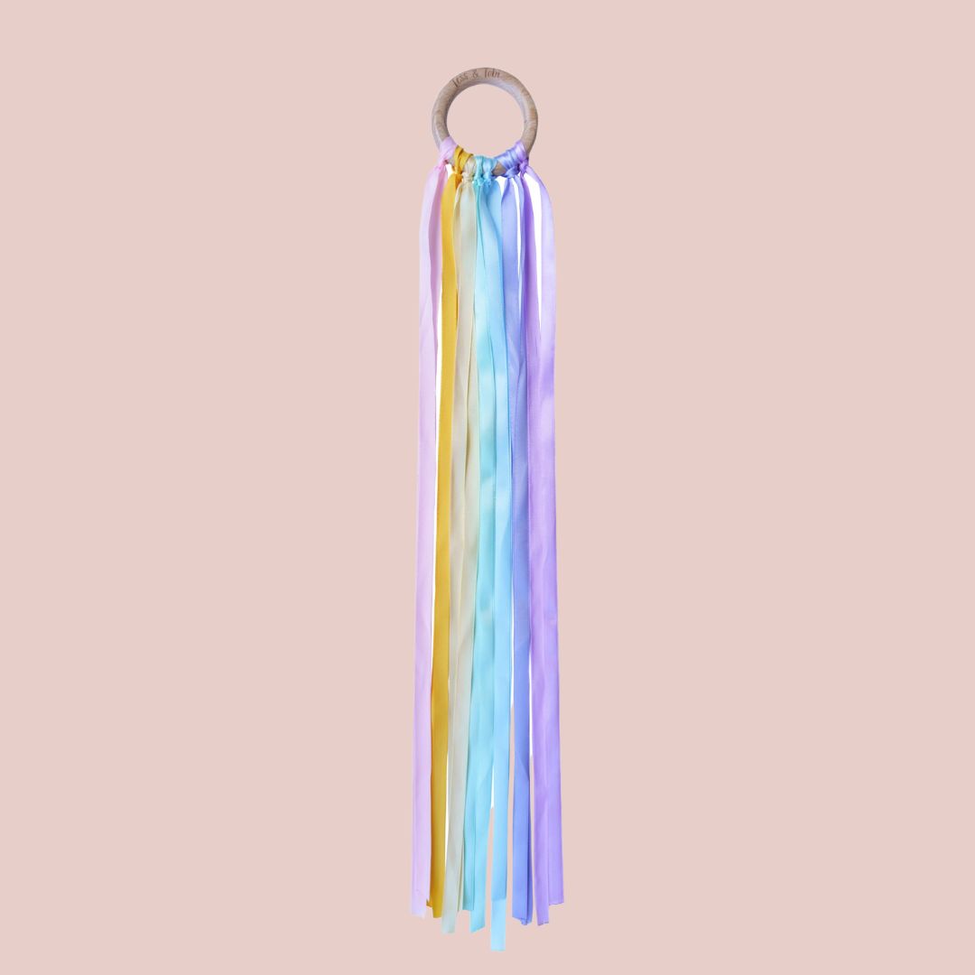 Waldorf handvlieger: magisch danslint in regenboogkleuren