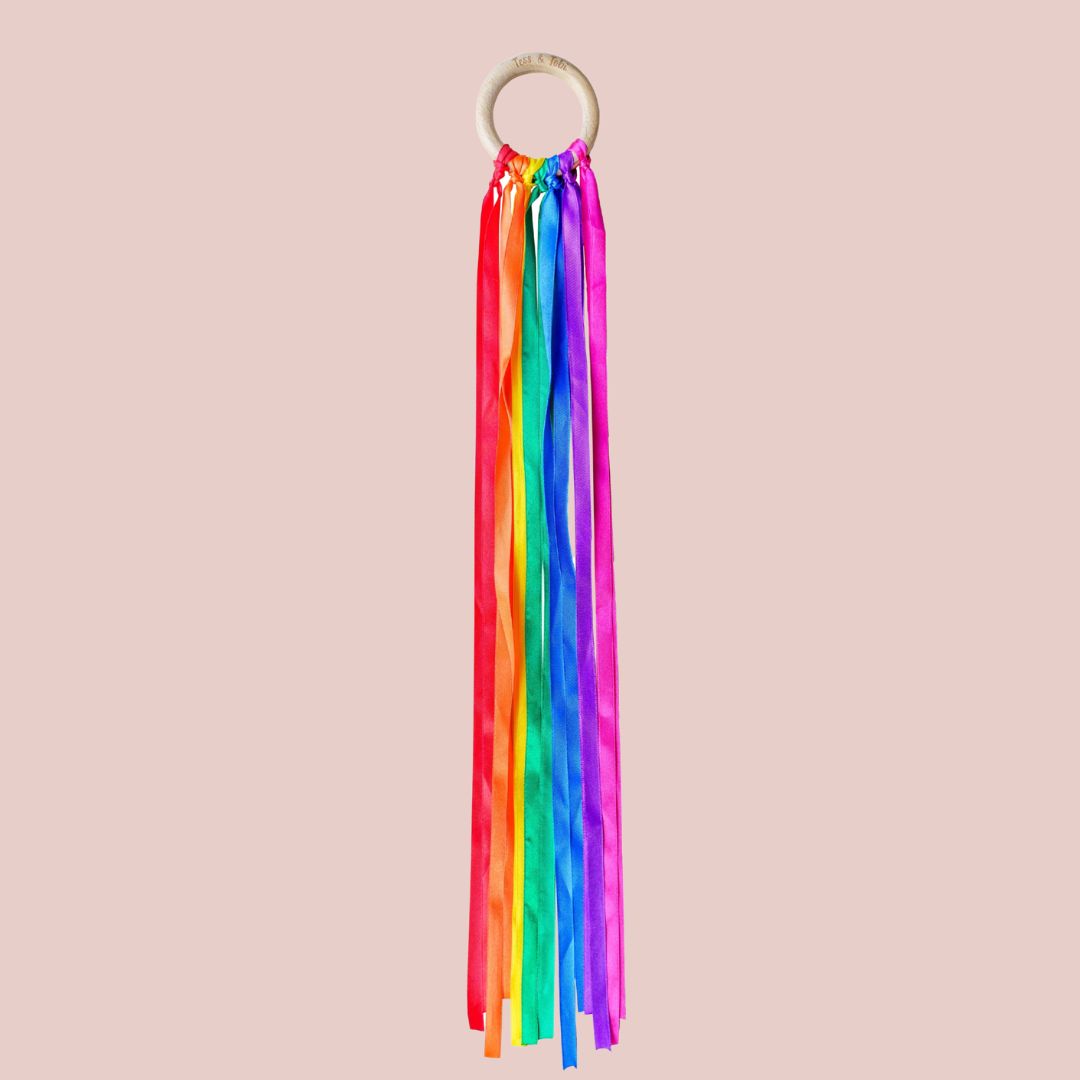 Waldorf handvlieger: magisch danslint in regenboogkleuren