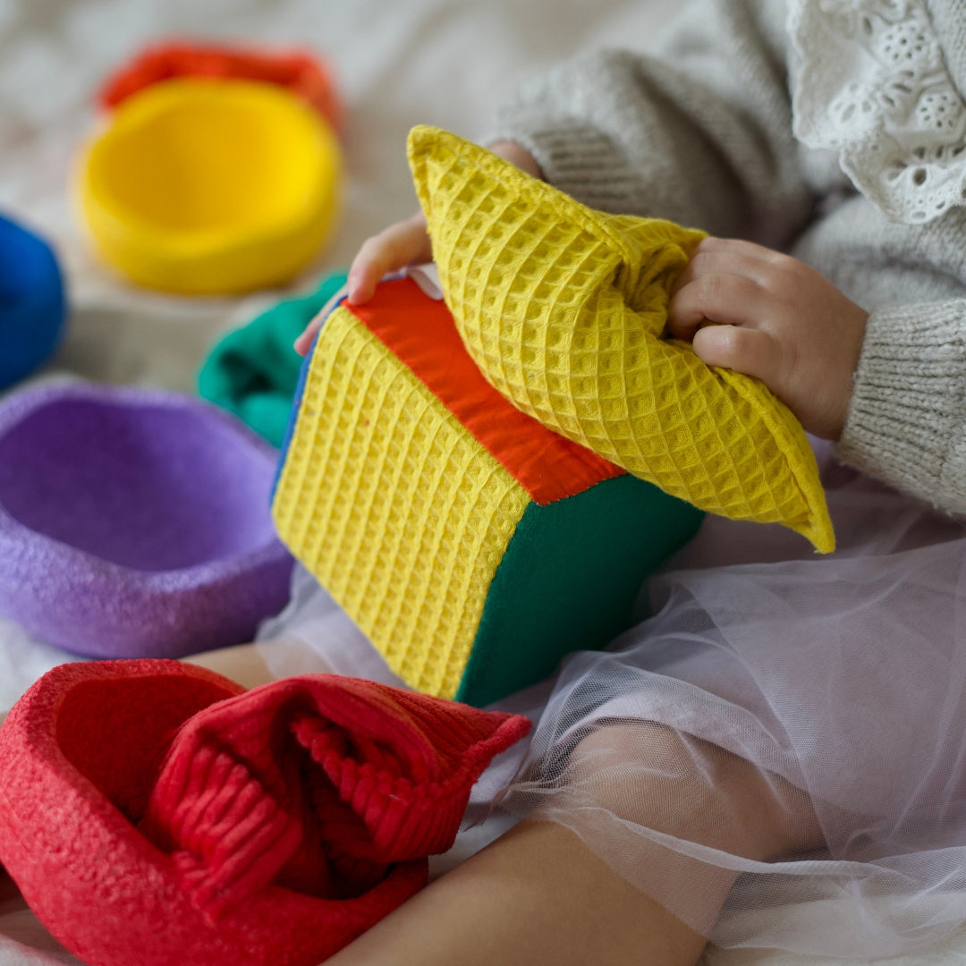 Regenboog Dobbelsteen – zachte speelkubus voor kinderen vanaf 3 jaar, perfect voor sensorisch en open einde spel