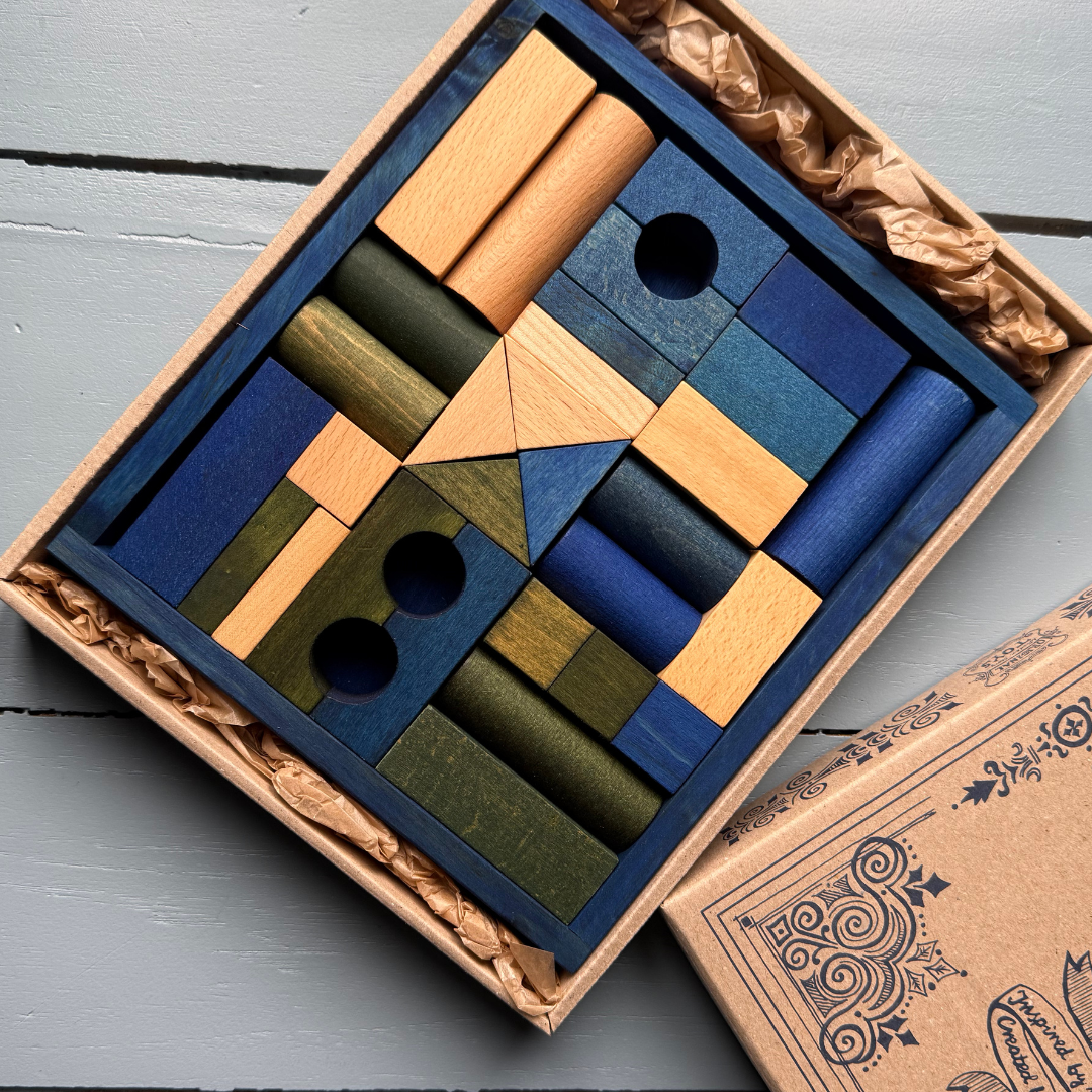 Verpakking van de Wooden Story bouwblokkenset met 30 blokken in een blauwe bak