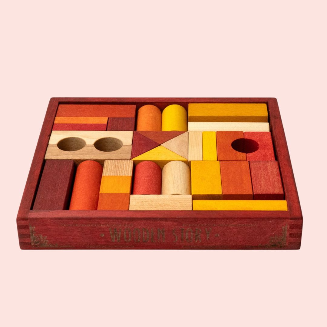 Wooden Story set met 30 naturel houten bouwblokken in een houten bak, van opzij