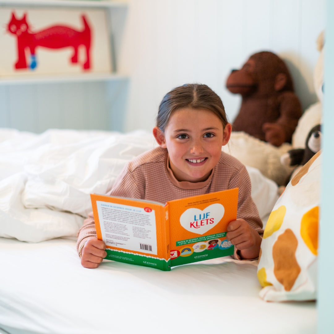 Meisje leest in lijfklets