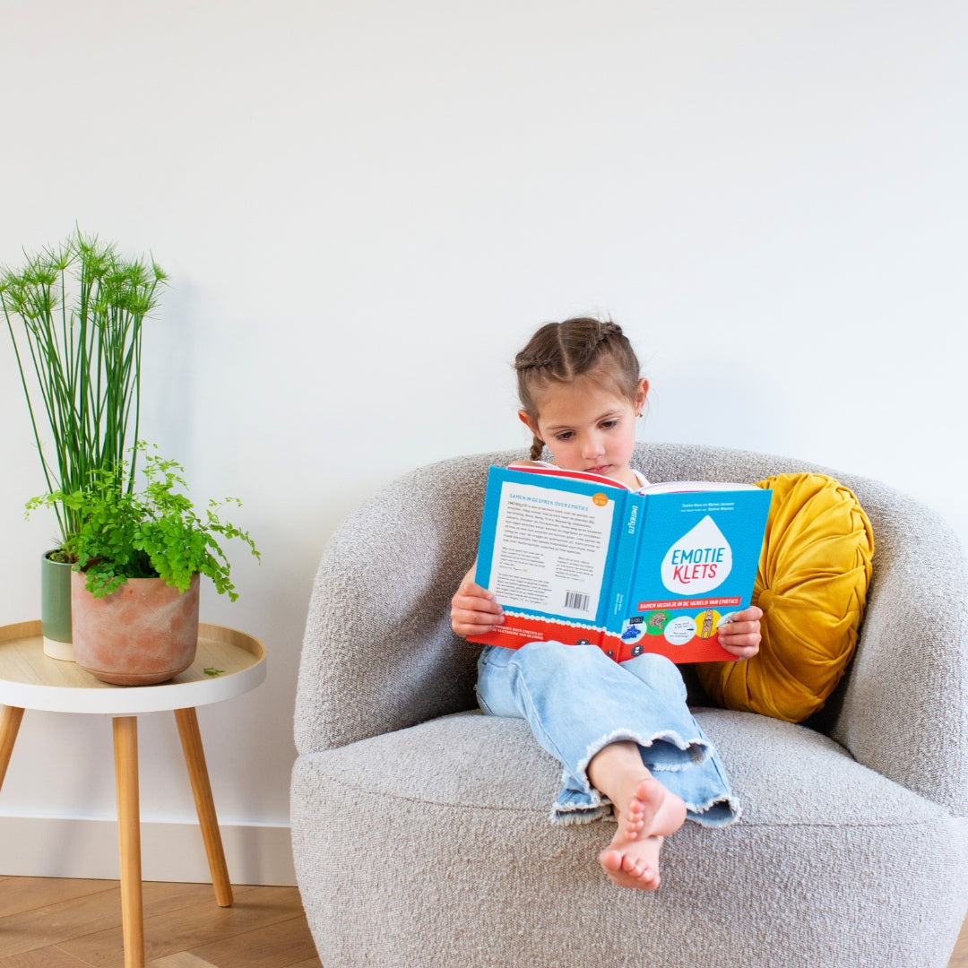 Meisje leest emotieklets