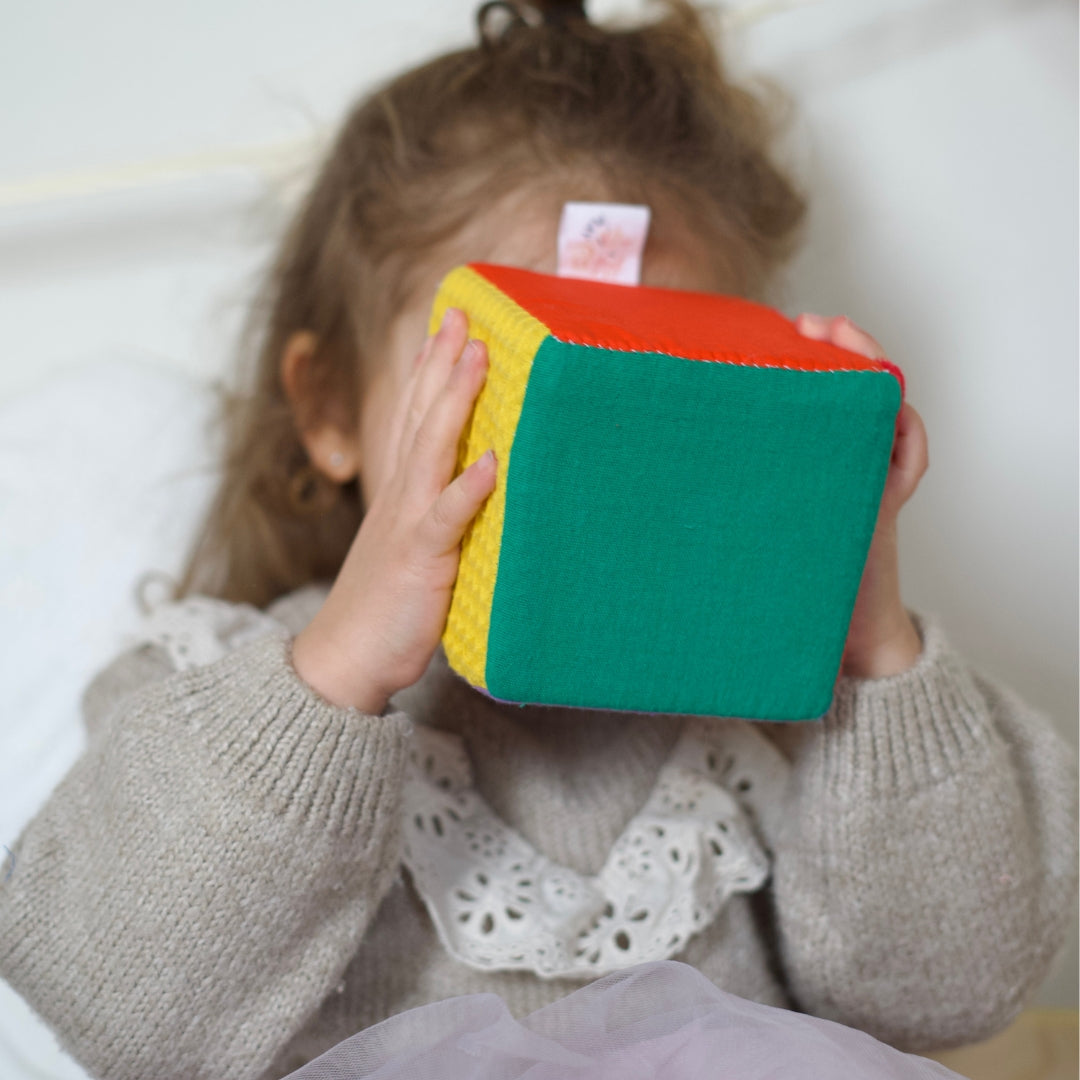 Regenboog Dobbelsteen – zachte speelkubus voor kinderen vanaf 3 jaar, perfect voor sensorisch en open einde spel