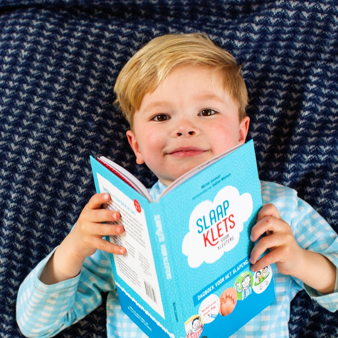 Jongetje heel blij met slaapklets