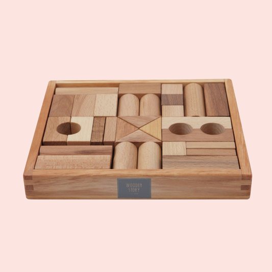 Wooden Story set met 30 naturel houten bouwblokken in een houten bak, van opzij
