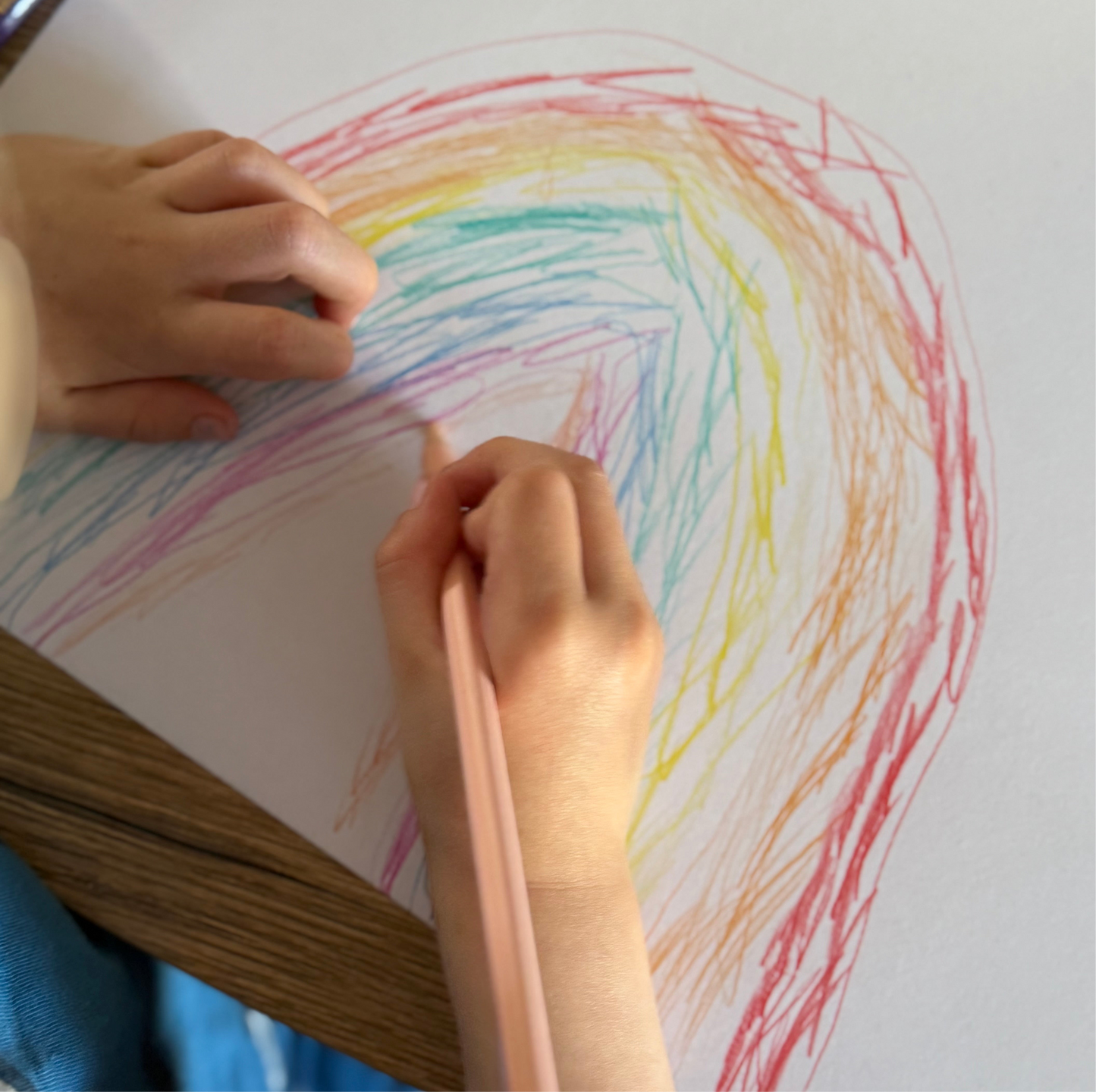 Jongetje maakt tekening van de houten regenboog