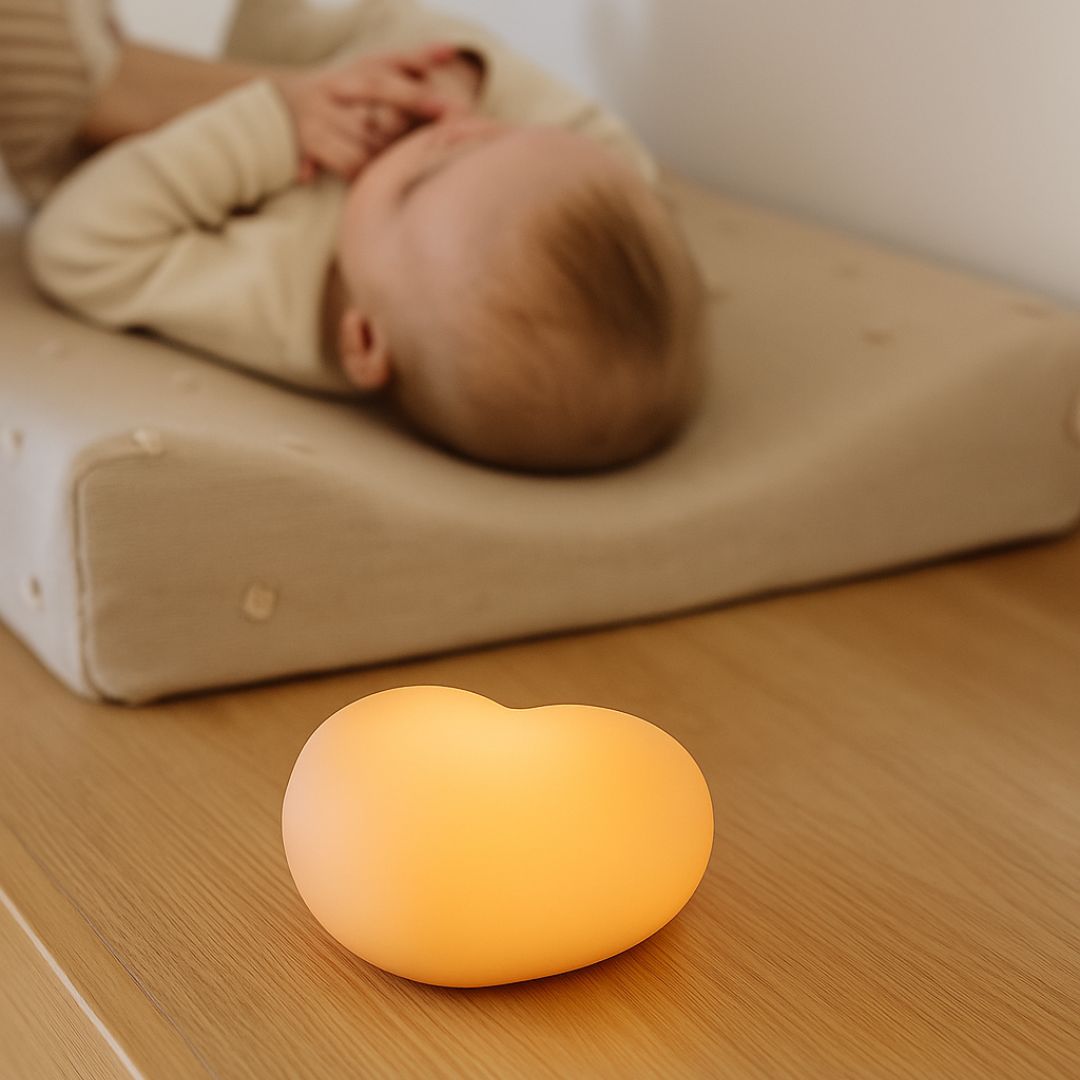 Snachts je baby rustig verschonen met het voedingslampje van Flow Amsterdam. 