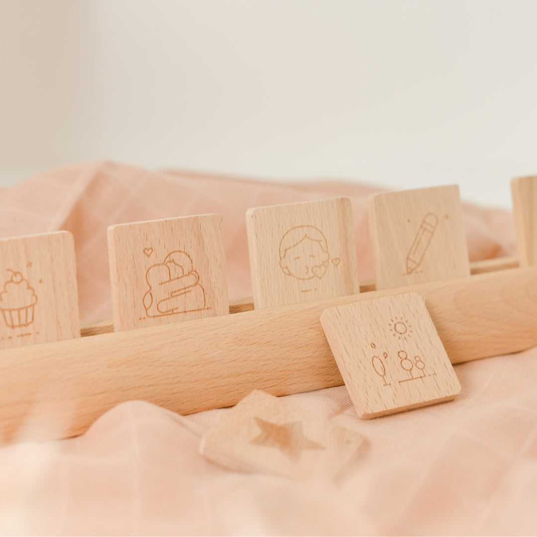 Houten plankjes voor het plannen van de dag 