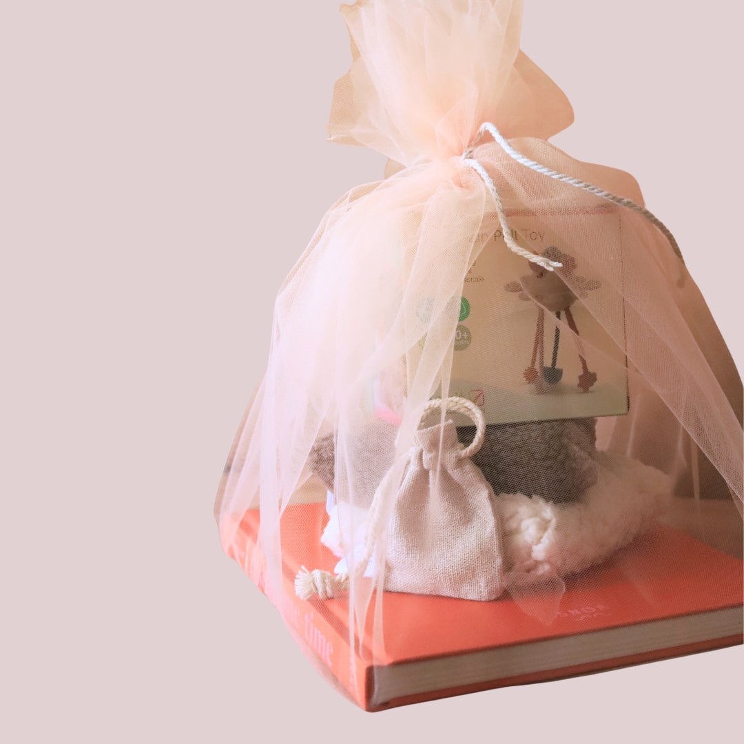 Kraamcadeaupakket in zacht tule. Een feestje om te geven 