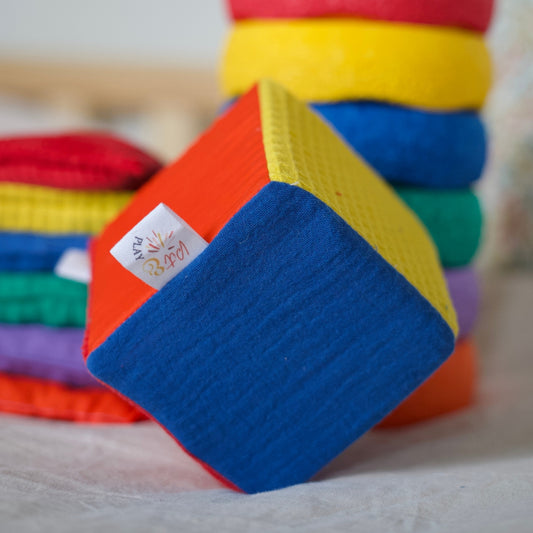 Regenboog Dobbelsteen – zachte speelkubus voor kinderen vanaf 3 jaar, perfect voor sensorisch en open einde spel