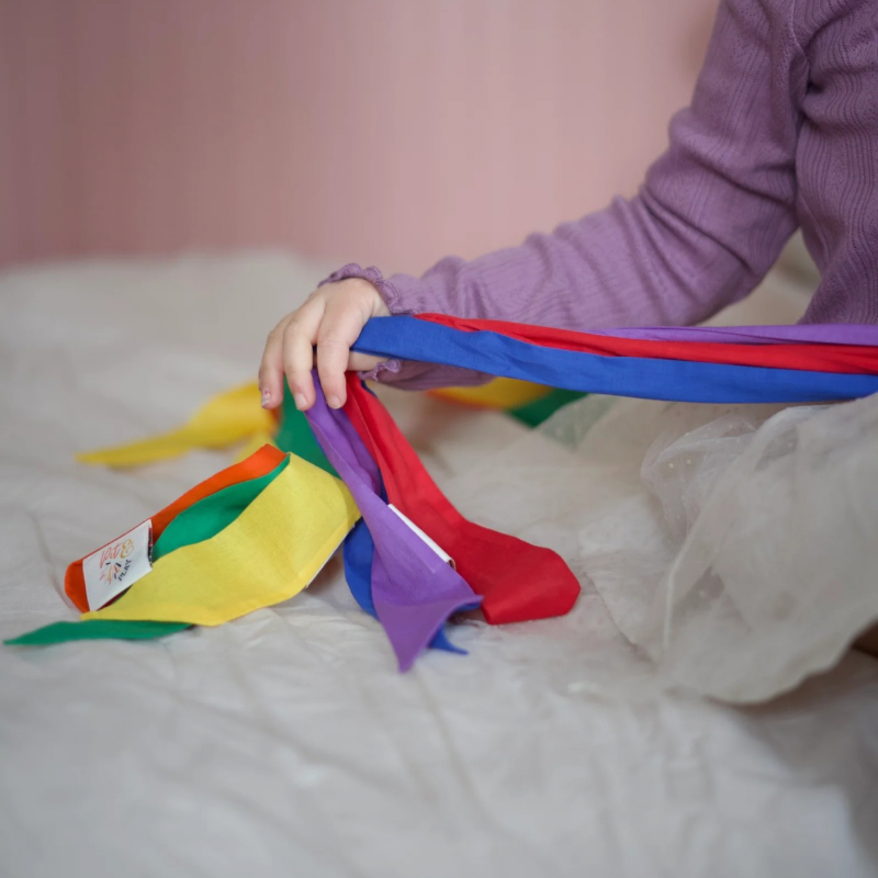 Meisje speelt met speellinten van pit&play