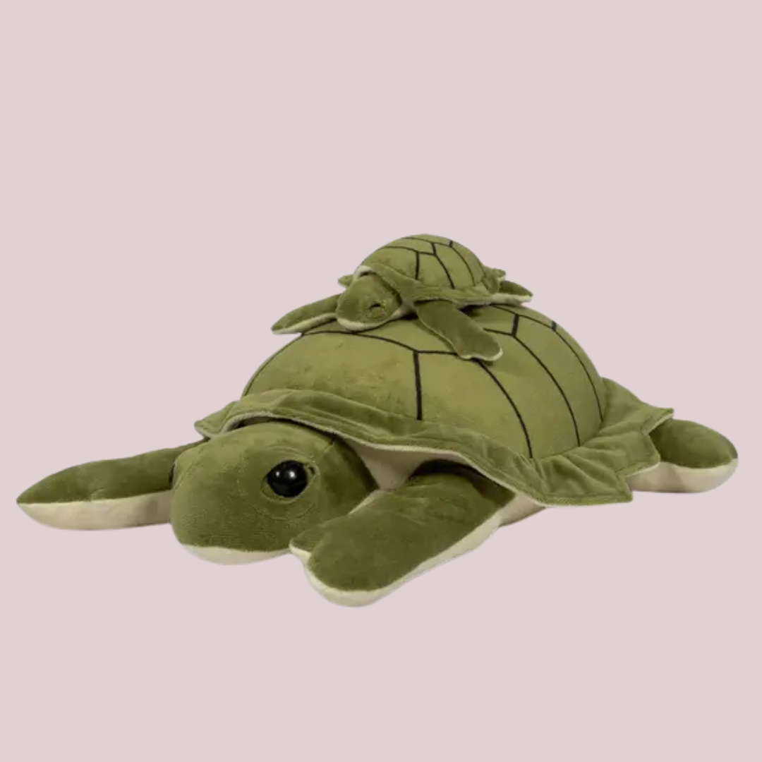 Groene ByASTRUP verzwaringsknuffel schildpad van 1,6 kg met klein schildpadje op haar schild vanaf de zijkant