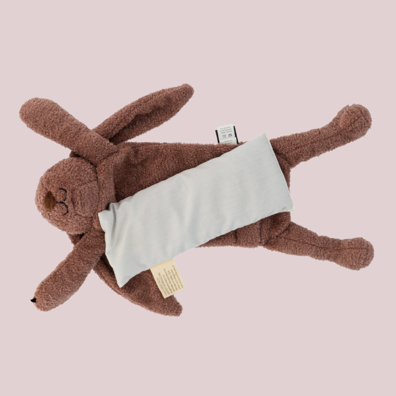 Onderkant van de bruine warmteknuffel, met het zakje lijnzaad eruit