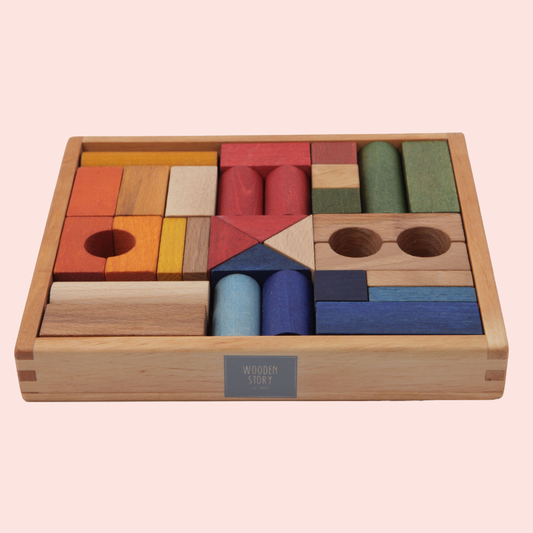 Wooden Story set met 30 houten regenboogblokken in een houten bak, van opzij