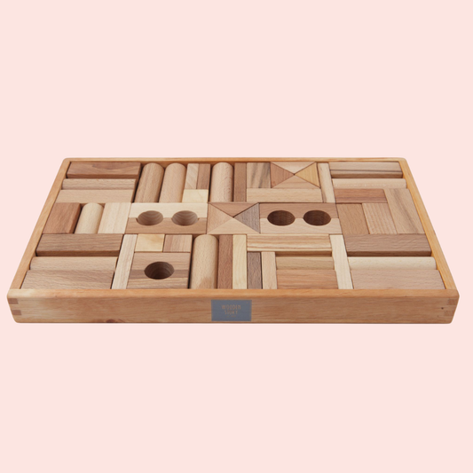 Wooden Story set met 30 naturel houten bouwblokken in een houten bak, van opzij