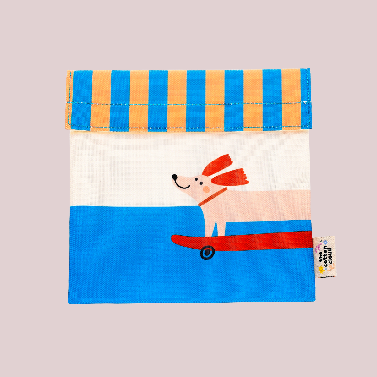 Boterhamzakje van rpet met een hondje op de voorkant. Blauw met rood 