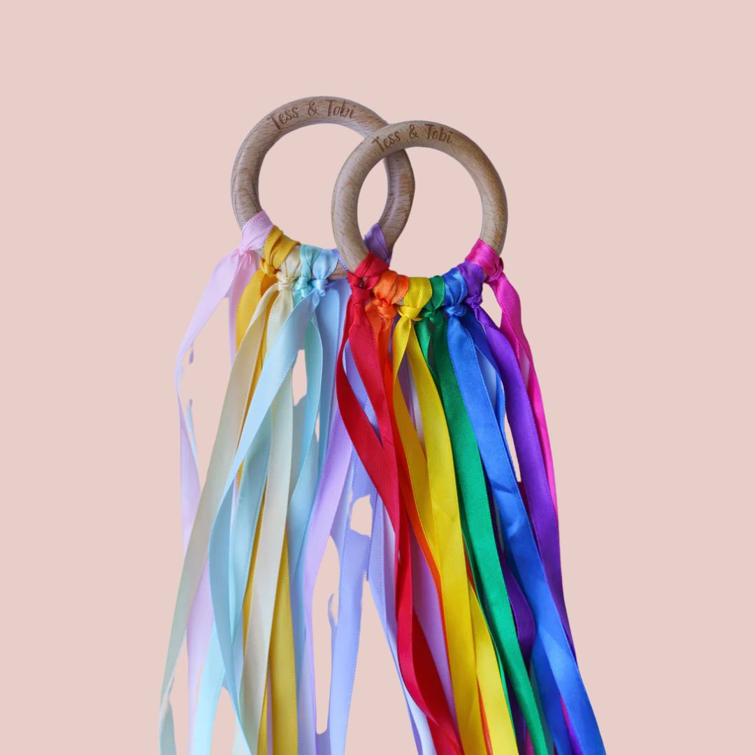 Waldorf open einde speelgoed. Buiten spelen met prachtige linten