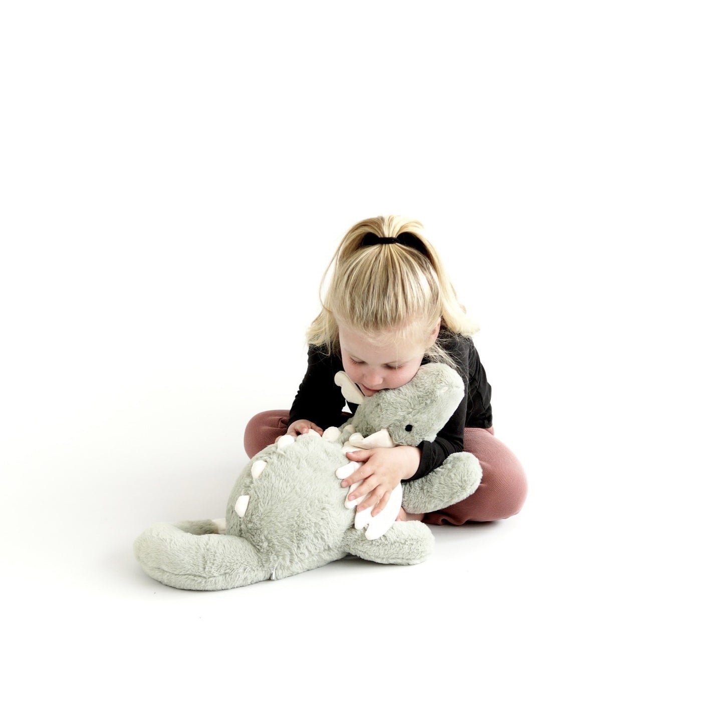 Verzwaarde draak knuffel met meisje die tot rust komt 