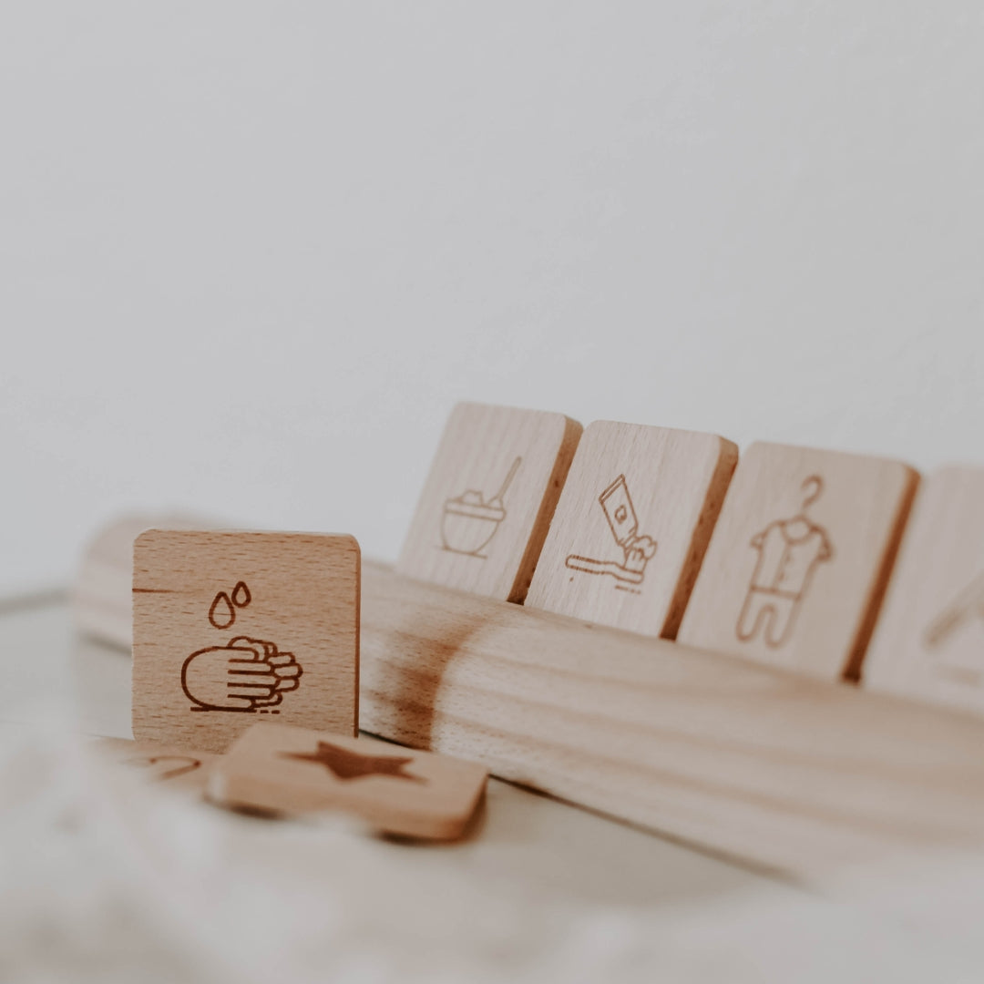 Houten ochtendroutine planner met plankje – Structuur voor Kinderen