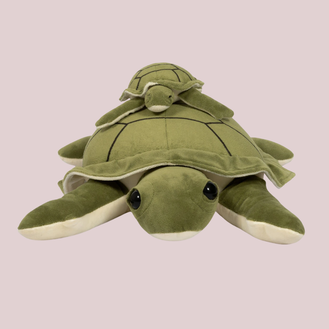 Groene ByASTRUP verzwaringsknuffel schildpad van 1,6 kg met klein schildpadje op haar schild
