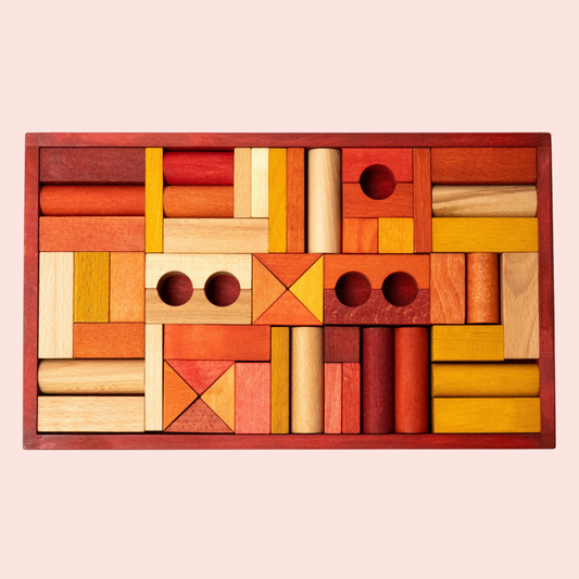 Bovenaanzicht van de Wooden Story set met 54 houten bouwblokken in een rode bak